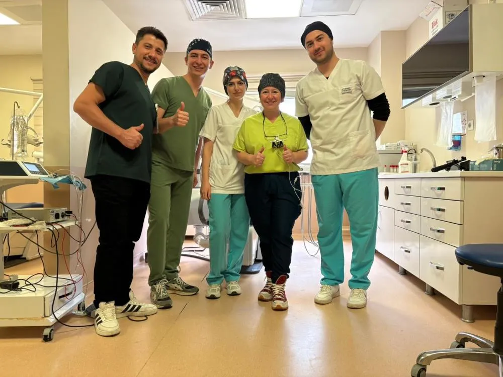 16 YAŞINDAKİ HASTAYA DOĞAL DİŞ NAKLİ YAPILDI