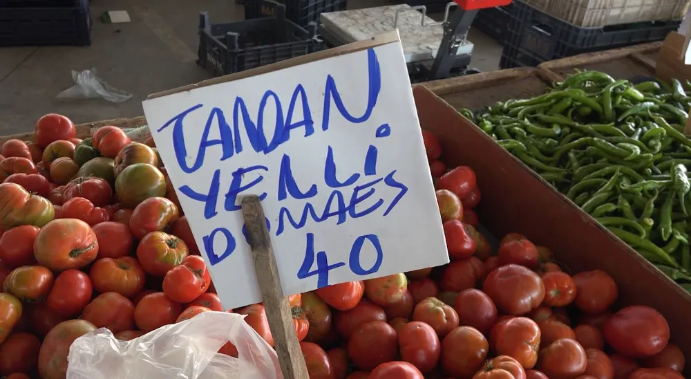 PAZAR ARABASINI DOLDURMAK İSTERKEN CEBİ BOŞALIYOR: “TORUNLAR MEYVE İSTEDİ ALAMADIM”