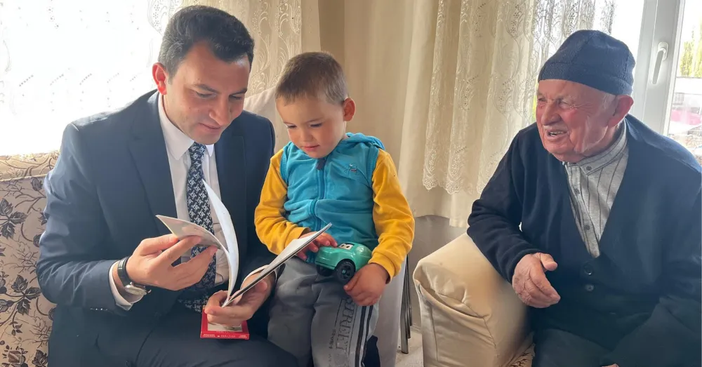 ŞEHİT BABASINA ANLAMLI ZİYARET