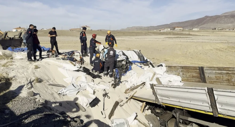 TIR ŞARAMPOLE DÜŞTÜ, SÜRÜCÜ KUM ALTINDA KALAN KABİN İÇERİSİNDE CAN VERDİ