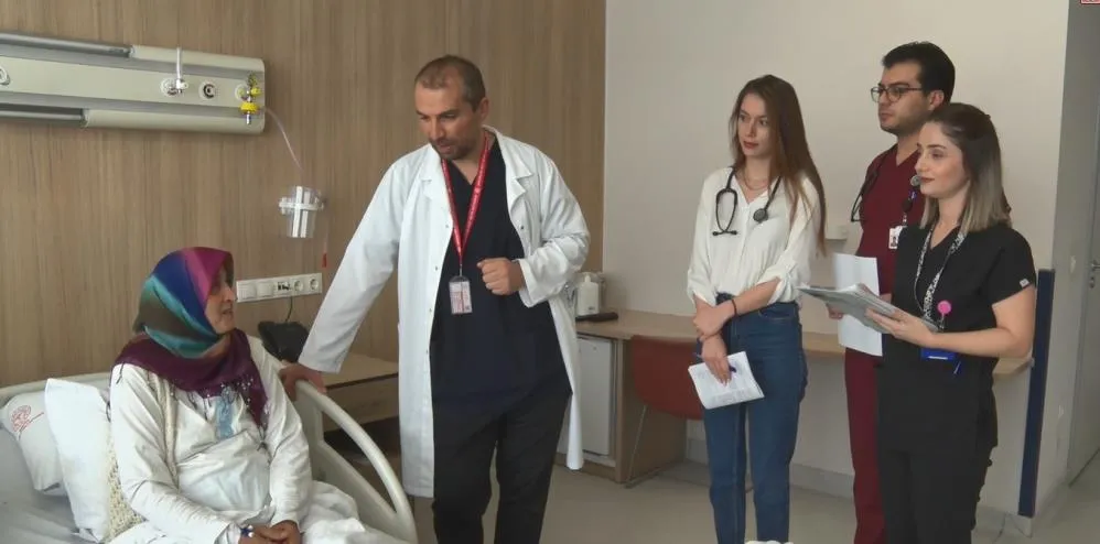 AÇIK KALP AMELİYATINA GEREK KALMADI: 51 YAŞINDAKİ HASTAYA YENİ KAPAK KASIKTAN TAKILDI