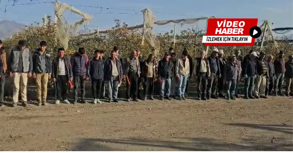 NİĞDE’DE ELMA BAHÇESİNDE DUYGULANDIRAN AN! İŞÇİLERDEN ATA’YA SAYGI DURUŞU