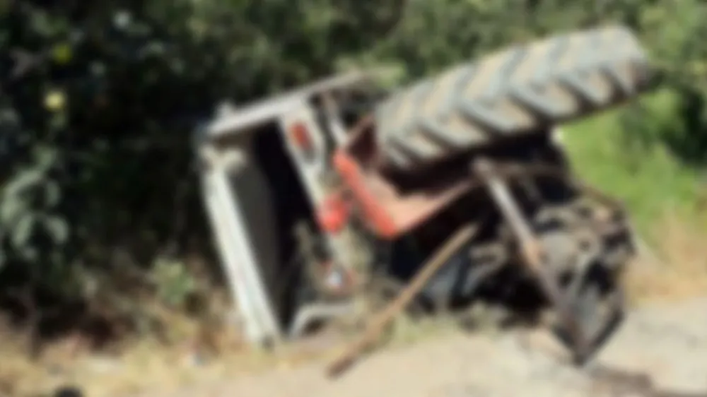 DEVRİLEN TRAKTÖRÜN SÜRÜCÜSÜ HAYATINI KAYBETTİ