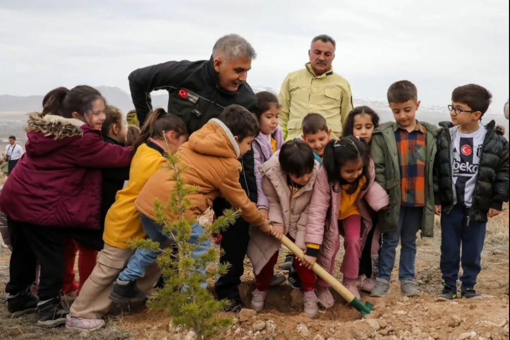 VALİ ÇELİK: HER FİDAN YEŞEREN BİR UMUT, HER UMUT GÜÇLÜ BİR TÜRKİYE’DİR