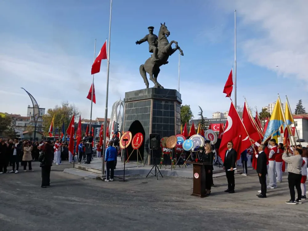 NİĞDE’DE 09.05’TE HAYAT DURDU! ATATÜRK, MİNNET VE ÖZLEMLE ANILDI