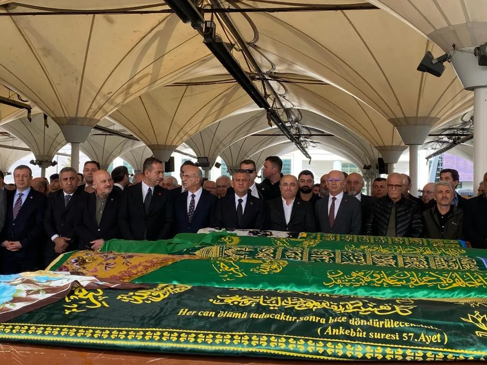 CHP GENEL BAŞKANI ÖZEL, CENAZE TÖRENİNE KATILDI