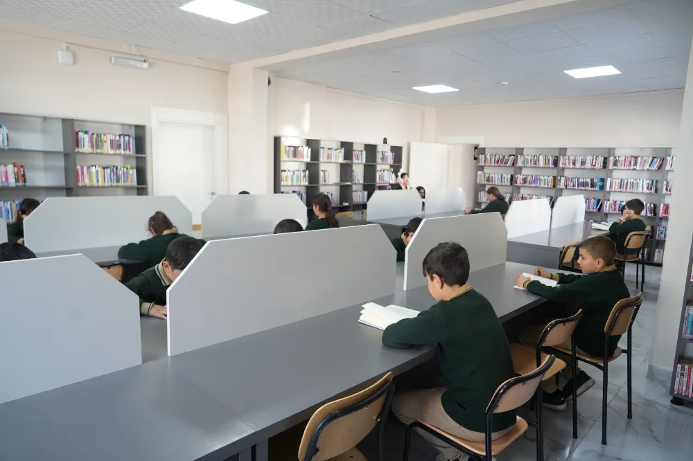 ÇAMARDI’DA YENİLENEN KÜTÜPHANE ÇOCUKLARIN RENKLİ DÜNYASI OLDU