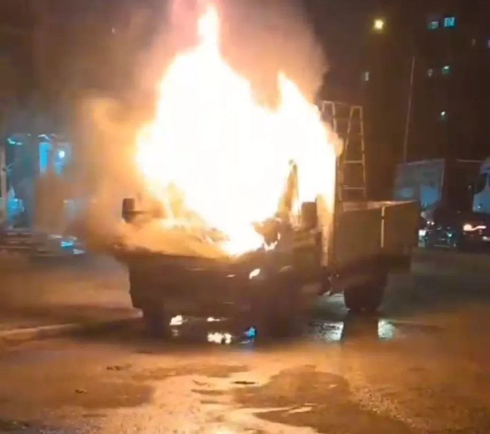 PARK HALİNDEKİ KAMYONET ALEVLERE TESLİM OLDU