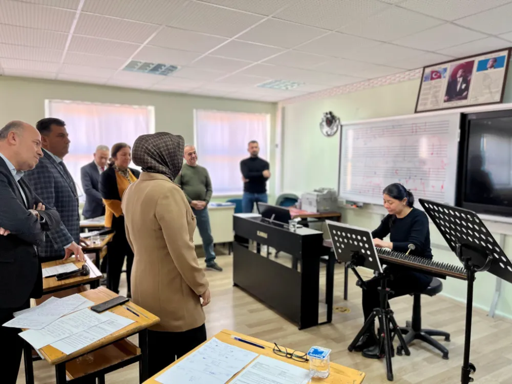 MÜDÜR ÖZBEK’TEN GÜZEL SANATLAR LİSESİ’NDE ÖĞRETMEN SEÇİM SINAVI ZİYARETİ