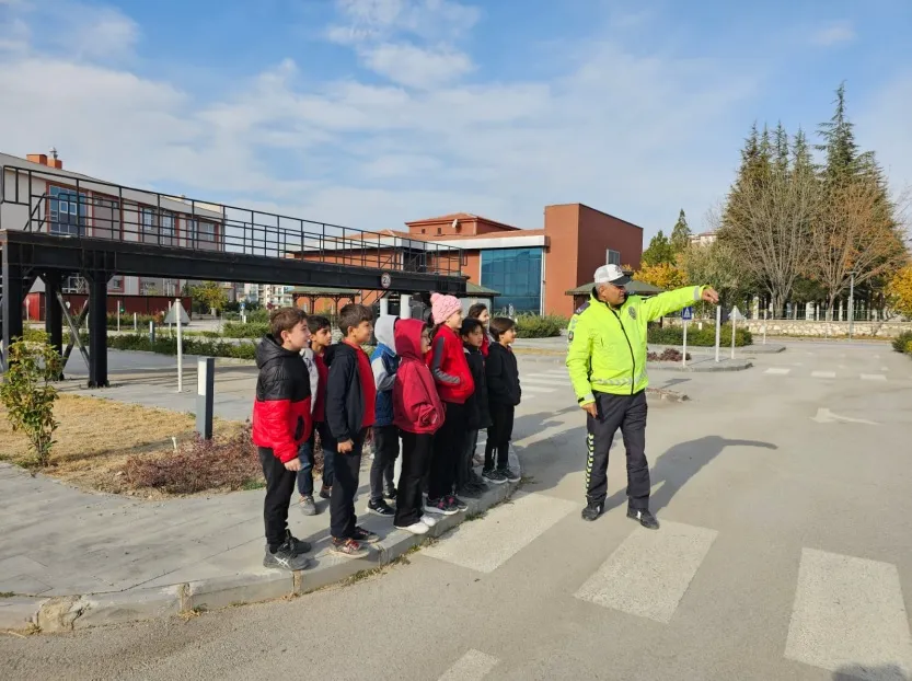 NİĞDE’DE ÖĞRENCİLERE TRAFİK EĞİTİMİ: 41 ÖĞRENCİYE UYGULAMALI BİLGİLENDİRME