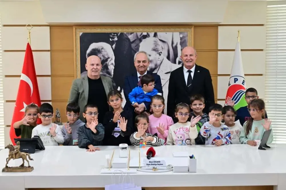 Okullarda göz sağlığı taraması yaptı; 100 çocuğa ücretsiz gözlük