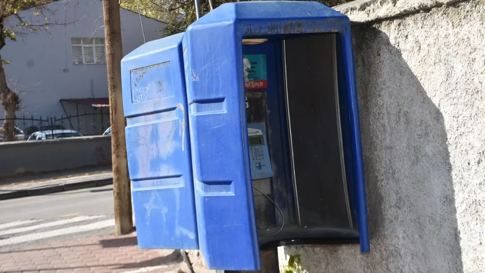 BİR DÖNEMİN SİMGESİ YOK OLUŞUN EŞİĞİNDE: TELEFON KULÜBELERİ TARİHE KARIŞIYOR