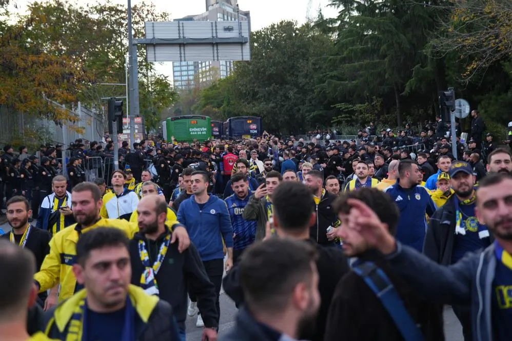 FENERBAHÇE TARAFTARI DERBİ İÇİN STADA GELDİ