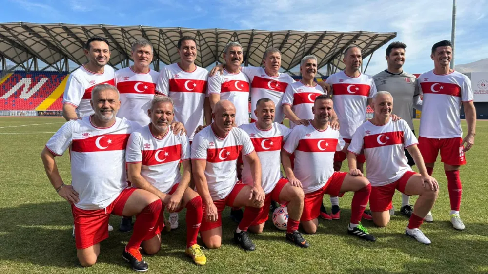 NİĞDE’DE FUTBOLUN EFSANELERİ SAHAYA ÇIKTI! STADYUMDA UNUTULMAZ BİR GÜN YAŞANDI