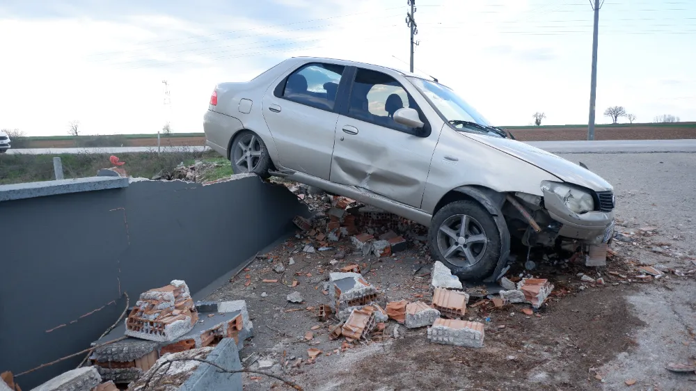 NİĞDE’DE OTOMOBİL DUVARA ÇARPTI, SÜRÜCÜ HAYATINI KAYBETTİ