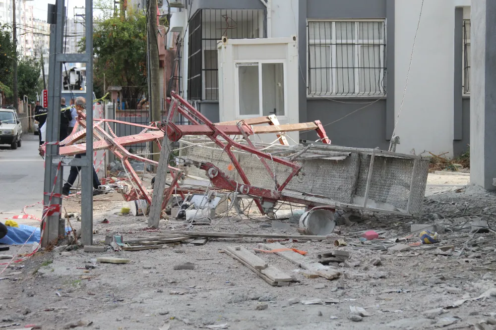 İNŞAATTA KORKUNÇ KAZA: DEMİR İSKELE ZEMİNE ÇAKILDI: 1 ÖLÜ, 1 YARALI