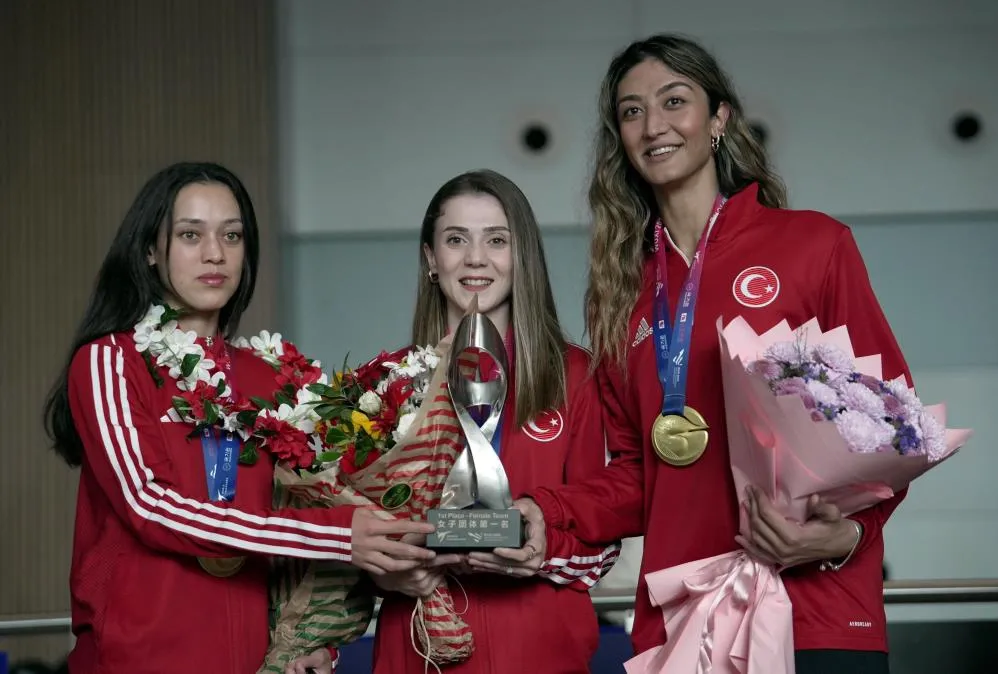 DÜNYA ŞAMPİYONU TAEKWONDO MİLLİ TAKIMI, TÜRKİYE’YE DÖNDÜ