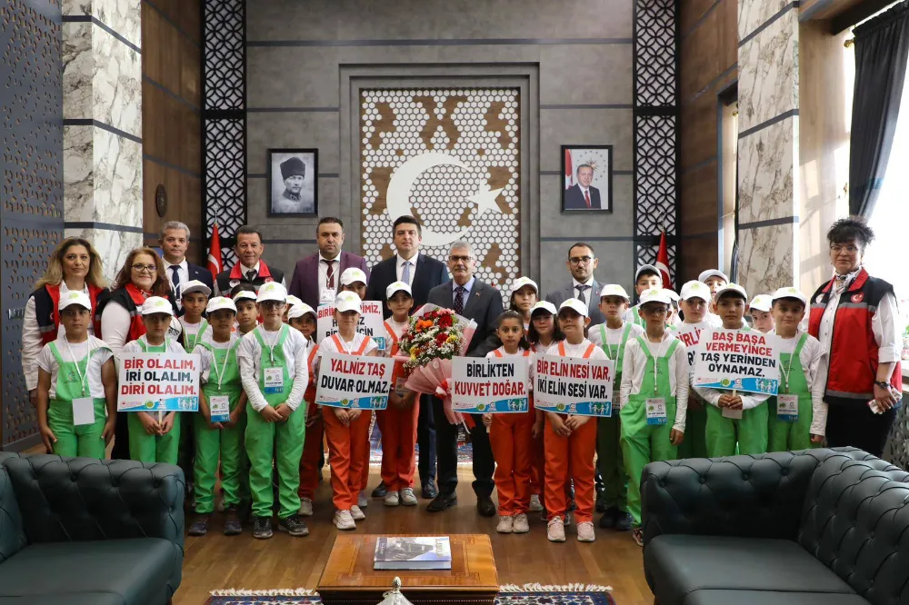 VALİ ÇELİK’TEN LİDER ÇOCUKLARA ANLAMLI MESAJ: “OKUMAK, DÜŞÜNMEK VE ÜRETMEK GELECEĞİN ANAHTARIDIR”