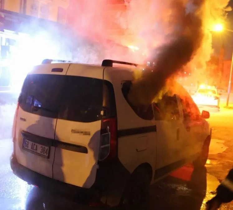 YANAN ARAÇTAKİ ALEV BÖYLE PÜSKÜRDÜ