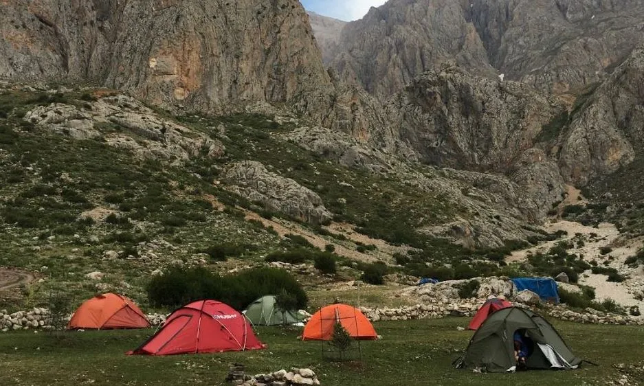 NİĞDE’DE DOĞA TUTKUNLARI KAMP YERİ İSTİYOR