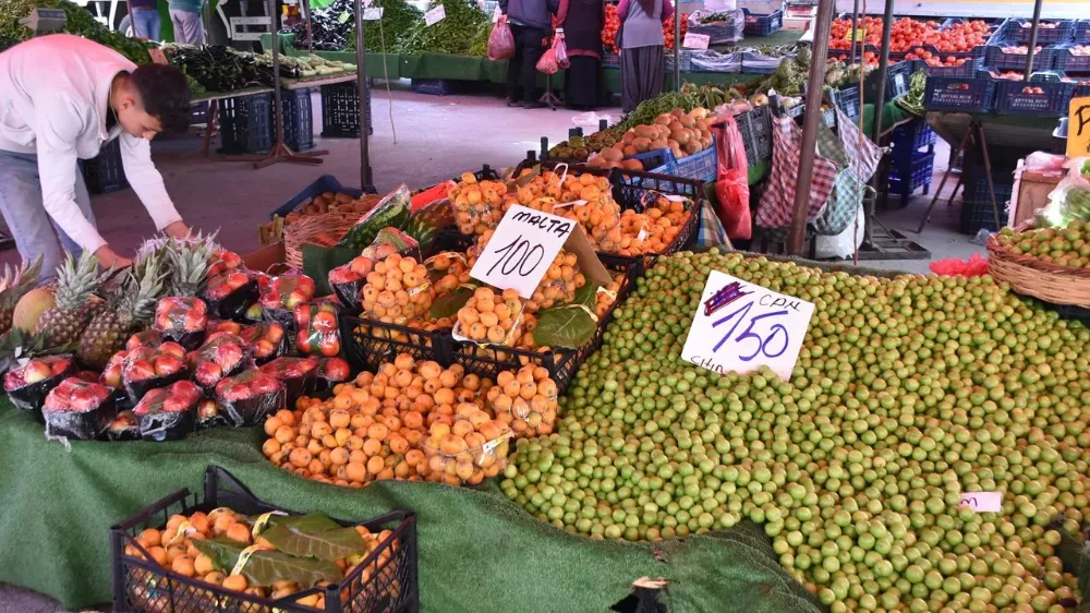 YAZ MEYVELERİ PAZARDA TEZGÂHLARDA YERİNİ ALDI