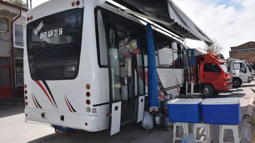 NİĞDE’DE GİRİŞİMCİ VATANDAŞ, OTOBÜSÜ DÜRÜM SALONUNA ÇEVİRDİ