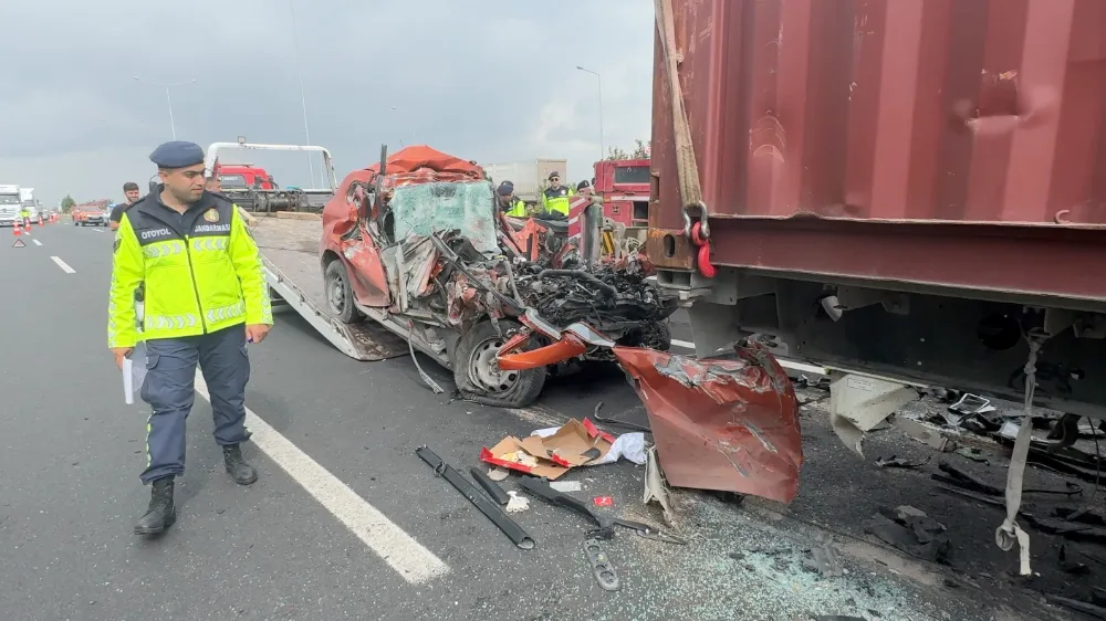 OTOMOBİL TIRA ARKADAN ÇARPTI: 1 ÖLÜ