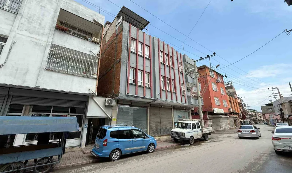 KLİMA TAKARKEN DENGESİNİ KAYBEDİP DAMDAN DÜŞTÜ