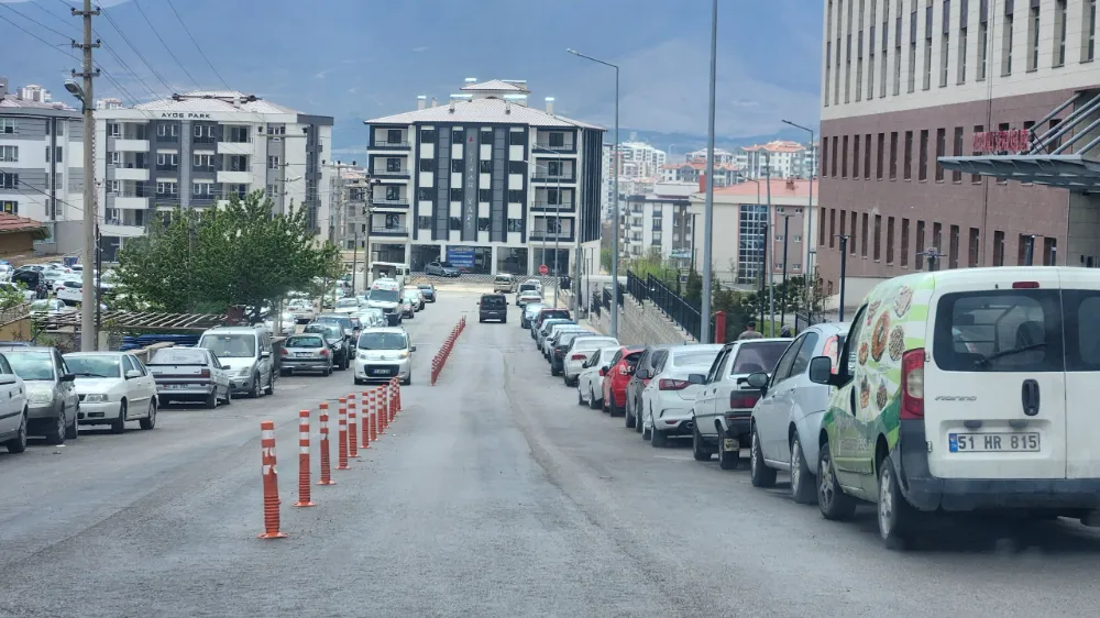BOŞ OTOPARKA RAĞMEN HASTANE YOLLARI ARAÇLARLA DOLU
