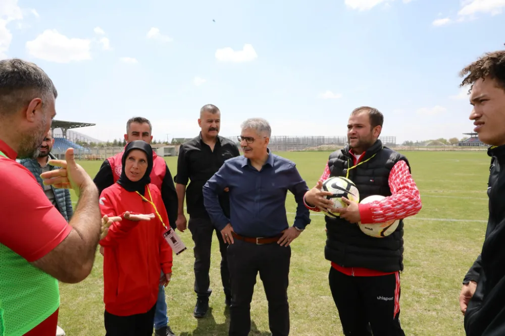 NİĞDE VALİSİ ÇELİK, İŞİTME ENGELLİ SPORCULARLA FUTBOL MAÇINDA BULUŞTU
