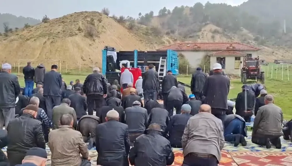 VATANDAŞLAR YAĞMUR DUASINA ÇIKTI, İLÇEDE SEL OLDU