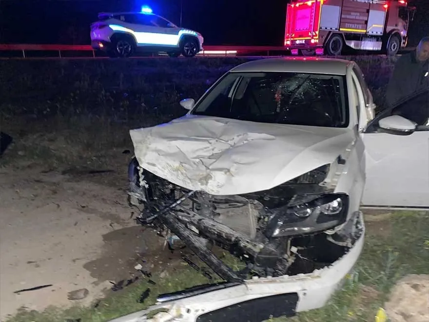 OTOMOBİLLER ÇARPIŞTI: 2 ÖLÜ, 4 YARALI