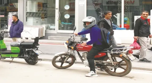 NİĞDE’DE KAFASINA BUYRUKLUK SÜRÜYOR!