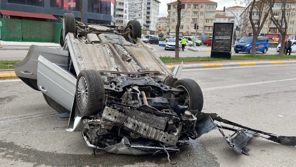 TAKLA ATIP HURDAYA DÖNEN OTOMOBİLDEN BURNU BİLE KANAMADAN KURTULDU