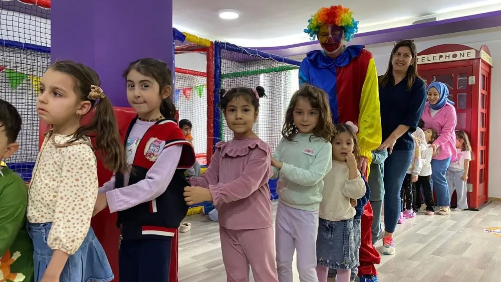 BOR ÖMER HALİSDEMİR GENÇLİK MERKEZİ GÖNÜLLÜLERİNDEN MİNİKLERE SÜRPRİZ