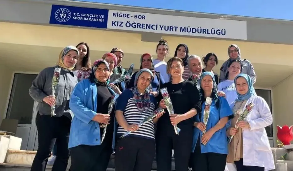 BOR YURDU ÖĞRENCİLERİNDEN ANLAMLI ANNELER GÜNÜ KUTLAMASI