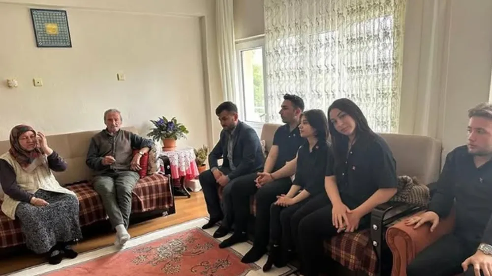 CHP NİĞDE GENÇLİK KOLLARI’NDAN ŞEHİT ANNELERİNE ANLAMLI ZİYARET