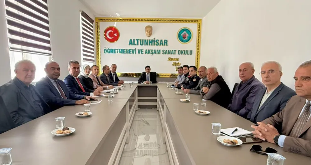 ALTUNHİSAR’DA SOKAK HAYVANLARI İÇİN DEĞERLENDİRME TOPLANTISI YAPILDI