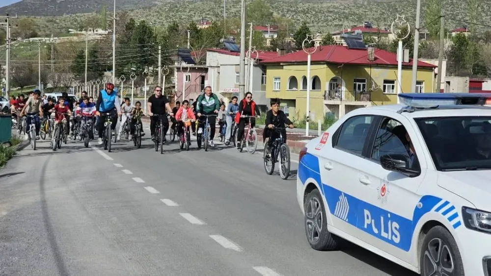 ÇİFTLİK İLÇESİNDE GENÇLİK HAFTASI COŞKUSU: BİSİKLET TURU DÜZENLENDİ