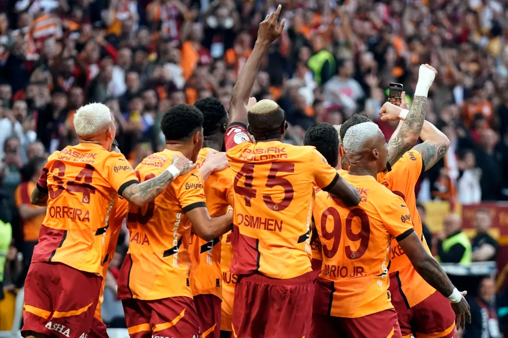 ŞAMPİYON GALATASARAY SADECE 2 HAFTA LİDER OLAMADI