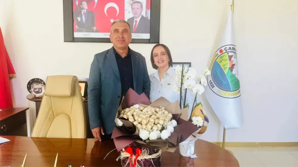 BAŞKAN ALİ PINAR’A DUYGUSAL SÜRPRİZ! ÇAMARDI BELEDİYESİ’NDE GÖZ DOLDURAN DOĞUM GÜNÜ KUTLAMASI