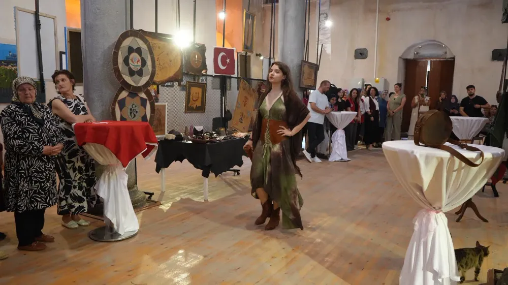 NİĞDE’DE DERİ VE RESİM SERGİSİ SANATSEVERLERLE BULUŞTU