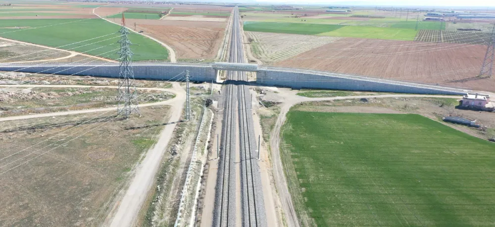 ULUKIŞLA – KARAMAN HIZLI TREN HATTINDA ÇALIŞMALAR DEVAM EDİYOR