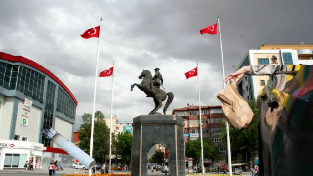 NİĞDE’DE YERE SİGARA İZMARİTİ ve ÇÖP ATAN YANDI! PARA CEZASI GELİYOR!