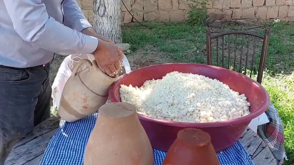 NİĞDE’NİN YÖRESEL LEZZETİ ÇÖPLEK PEYNİRİ SEZONU BAŞLADI