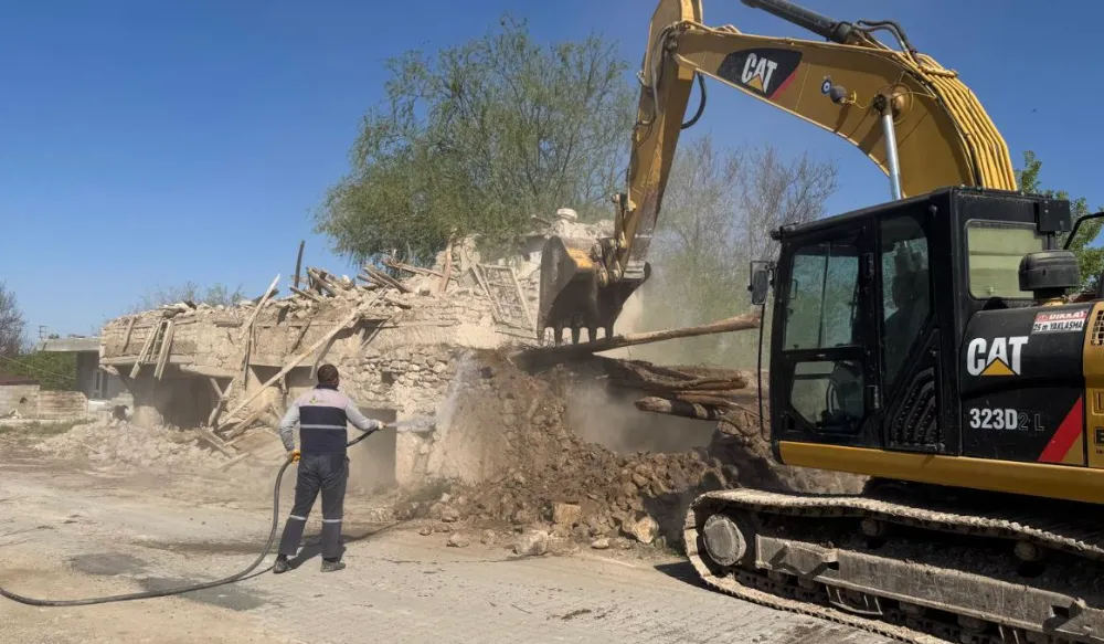 BAHÇELİ BELEDİYESİ METRUK BİNALARIN YIKIMINA BAŞLADI