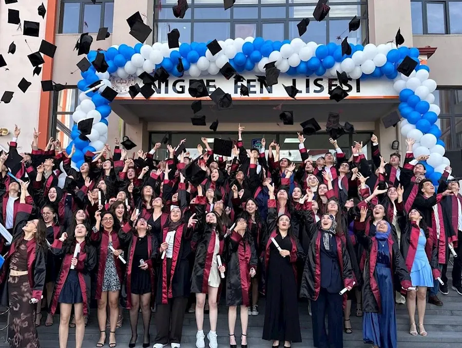 NİĞDE FEN LİSESİ’NDE MEZUNİYET COŞKUSU