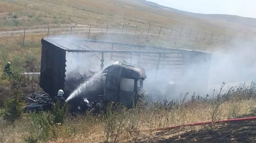 NİĞDE-ANKARA OTOYOLUNDA TIR ALEV ALEV YANDI