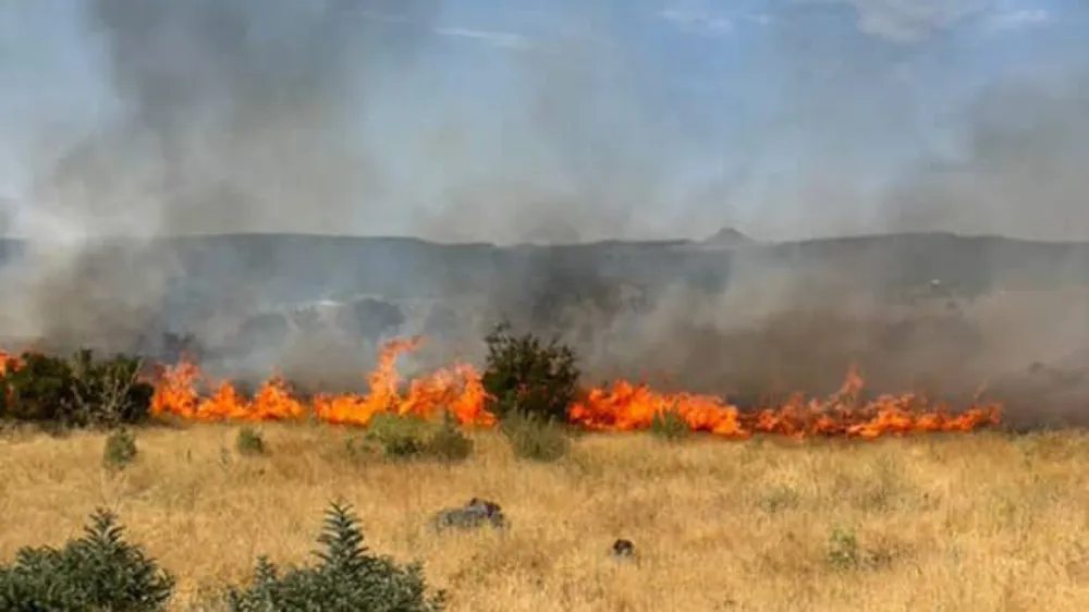 MAHMUTLU KÖYÜNDE TARLA YANGINI! TARIM ARAZİLERİ ZARAR GÖRDÜ