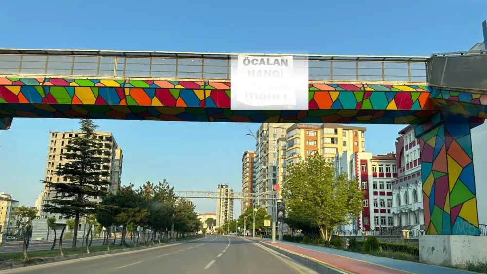 NİĞDE’DE ÜST GEÇİDE ASILAN ÖCALAN PANKARTI DİKKAT ÇEKTİ!